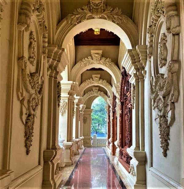 Tận mắt chứng kiến tòa lâu đài nguy nga, chị Nguyễn Thị Mai, người dân sống tại Ninh Bình cho hay, tôi rất ngỡ ngàng và choáng ngợp trước công trình đồ sộ này dù đã được chứng kiến quá trình xây dựng trong thời gian qua.