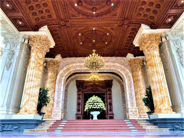 Đây là công trình lớn nhất Việt Nam được xây dựng theo phong cách Hoàng gia Châu Âu với tổng diện tích lớn hơn 14.000m2.