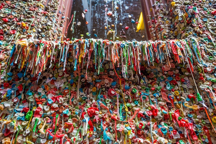 Gum Wall (tạm dịch: bức tường kẹo cao su, Seattle, Mỹ) là địa điểm tham quan nổi tiếng nằm trong con hẻm vắng cạnh chợ Pike Place và được xem như 1 tác phẩm nghệ thuật đường phố. Ảnh: mnn.com