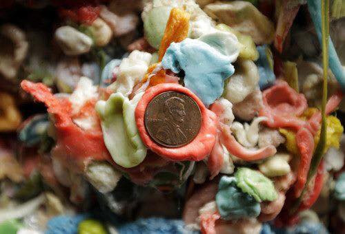 Hầu hết mọi người đều dính bã kẹo cao su lên những vị trí trong tầm với. Nhiều người còn cố tạo dấu ấn đặc biệt bằng cách tạo hình, tạo chữ độc đáo hoặc dính kèm giấy note, tiền xu.