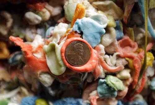 Hầu hết mọi người đều dính bã kẹo cao su lên những vị trí trong tầm với. Nhiều người còn cố tạo dấu ấn đặc biệt bằng cách tạo hình, tạo chữ độc đáo hoặc dính kèm giấy note, tiền xu.