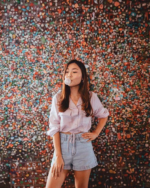 "Chưa đến tận nơi nhưng nhìn ảnh checkin lung linh đẹp thật mà", "Đùa chứ đẹp mấy mà hôi với bẩn thì tôi cũng chịu, như đứng giữa bãi nước miếng của vạn người vậy", là những bình luận của CĐM về Gum World.