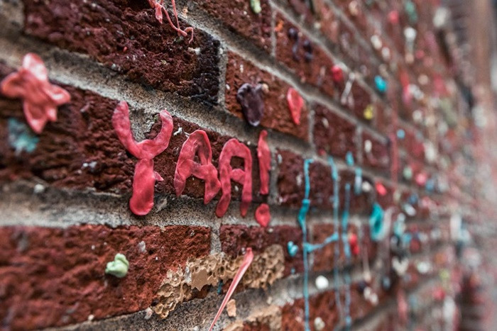 Tuy nhiên, chỉ 1 thời gian ngắn sau, mọi người lại dính bã kẹo lên tường, và Gum World trở lại lần nữa. Ảnh: TripSavvy