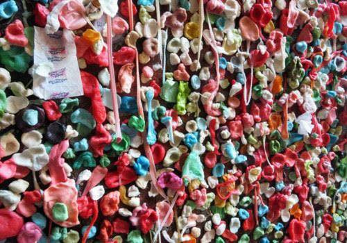 Bức tường bắt đầu xuất hiện từ đầu những năm 1990, khi dòng người xếp hàng vào nhà hát chợ Post Alley dính bã kẹo cao su lên tường trong lúc chờ đợi.