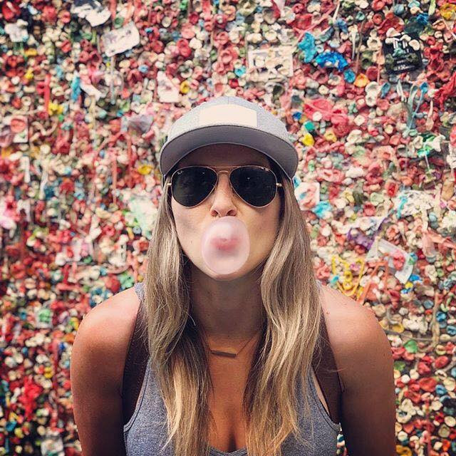 Dù bốc mùi, bẩn và bị lên án, nhưng bức tường kẹo cao su này vẫn là điểm checkin thu hút nhiều khách du lịch, đặc biệt là giới trẻ.