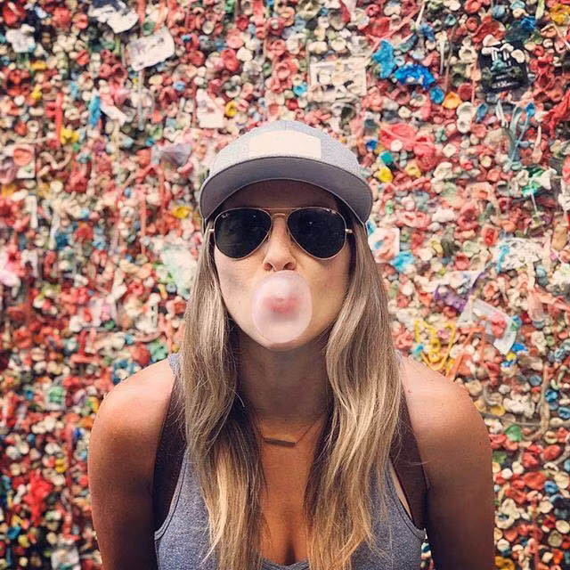 Dù bốc mùi, bẩn và bị lên án, nhưng bức tường kẹo cao su này vẫn là điểm checkin thu hút nhiều khách du lịch, đặc biệt là giới trẻ.