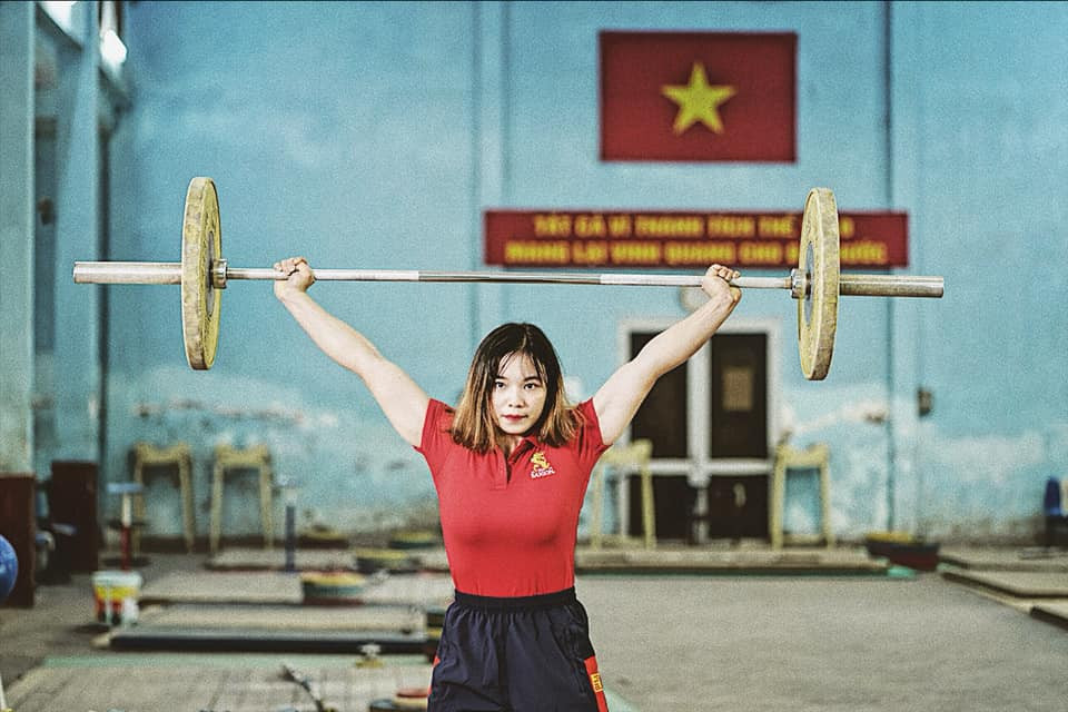 "Đây là thành tích tốt nhất trong sự nghiệp của em" - Cô gái vàng trong làng cử tạ nghẹn ngào cho biết sau khi nhận HCV. Hồng Thanh cho biết rất hạnh phúc vì được góp một chút sức mọn để đem về vinh quang cho thể thao nước nhà tại SEA Games năm nay.