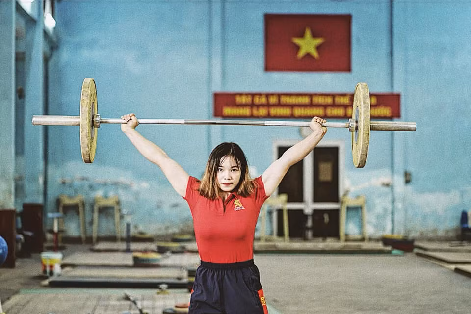 "Đây là thành tích tốt nhất trong sự nghiệp của em" - Cô gái vàng trong làng cử tạ nghẹn ngào cho biết sau khi nhận HCV. Hồng Thanh cho biết rất hạnh phúc vì được góp một chút sức mọn để đem về vinh quang cho thể thao nước nhà tại SEA Games năm nay.