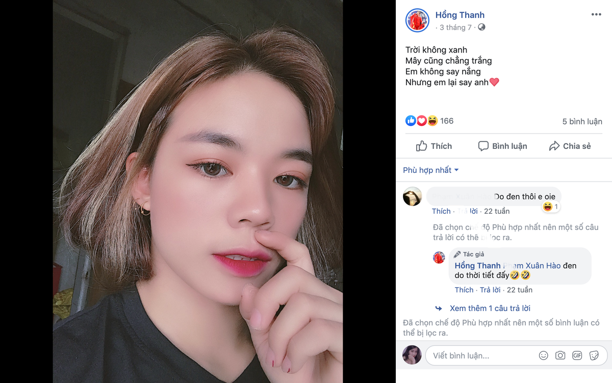 Trên trang cá nhân, Hồng Thanh thường xuyên đăng tải hình ảnh xinh đẹp với trạng thái "thả thính" cực mạnh.