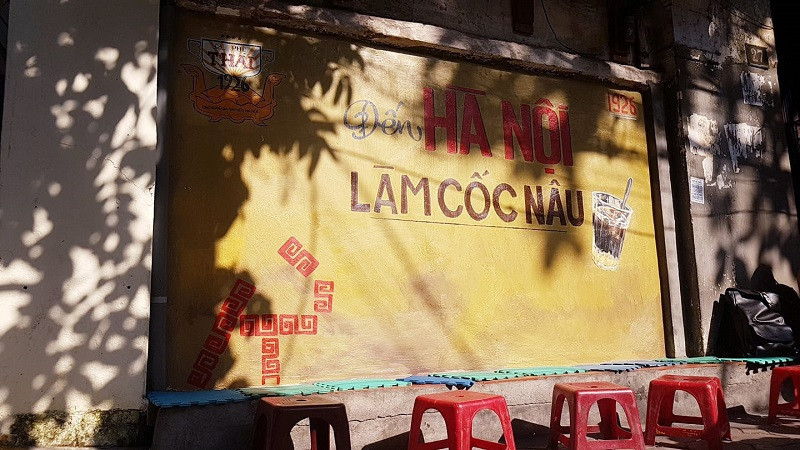 Tới Hà Nội, không thể bảo qua được những quán cà phê vỉa hè lâu năm. Một trong số đó chính là cà phê Thái, nằm tại số số 27 Triệu Việt Vương. Đây là quán cà phê đã tồn tại 80 năm tại thủ đô.