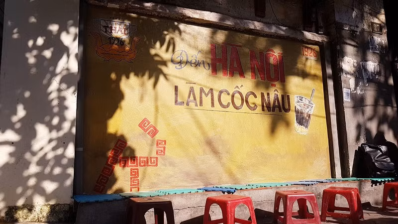Tới Hà Nội, không thể bảo qua được những quán cà phê vỉa hè lâu năm. Một trong số đó chính là cà phê Thái, nằm tại số số 27 Triệu Việt Vương. Đây là quán cà phê đã tồn tại 80 năm tại thủ đô.