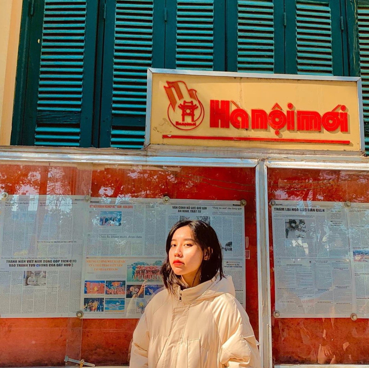 Chỉ với một bức tường vàng, khung cửa xanh cùng tủ báo lồng kính nhưng lại tạo nên một địa điểm cực ăn hình, chụp góc nào cũng đẹp. Nếu tới Hà Nội mà không có một bức ảnh check-in nào tại Hà Nội mới thì đúng là một thiếu sót không nhỏ. Ảnh: ngoclinhlanhlung.