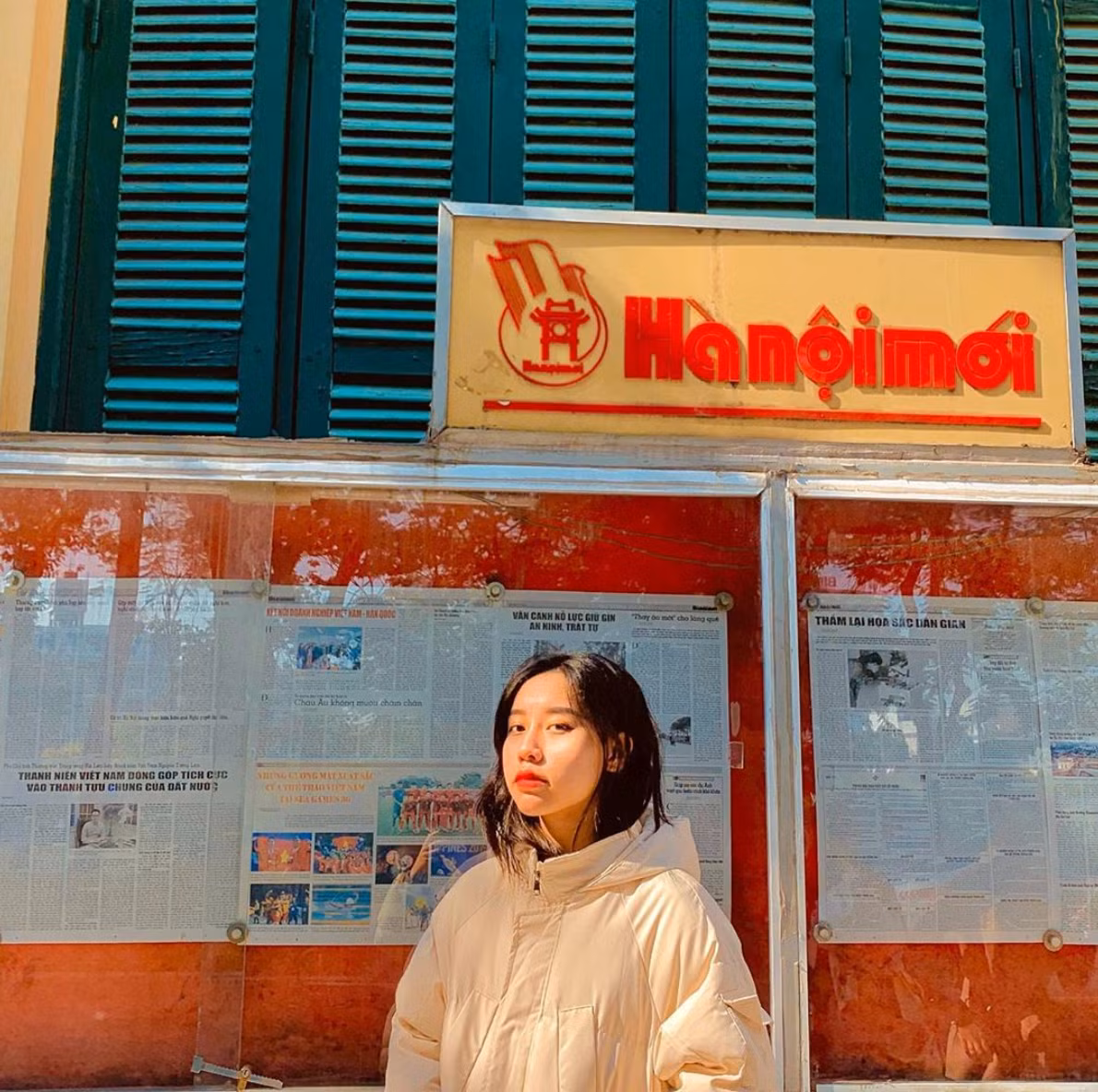 Chỉ với một bức tường vàng, khung cửa xanh cùng tủ báo lồng kính nhưng lại tạo nên một địa điểm cực ăn hình, chụp góc nào cũng đẹp. Nếu tới Hà Nội mà không có một bức ảnh check-in nào tại Hà Nội mới thì đúng là một thiếu sót không nhỏ. Ảnh: ngoclinhlanhlung.