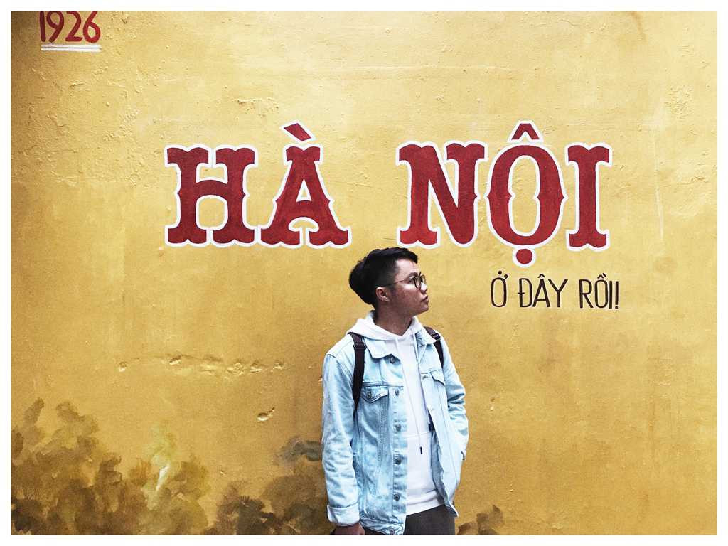 Quán cà phê cũng có hai bức tường được sơn màu vàng vôi quen thuộc của những ngôi nhà phố thời bao cấp, trên đó là dòng chữ Hà Nội cực đơn giản nhưng vô cùng nổi bật. Đây được coi là bức tường "chụp tấm nào ăn tấm ấy" của dân nghiền "sống ảo". Thế nhưng do quán quá đông nên để chụp được một tấm hình cạnh bức tường này là không hề dễ.