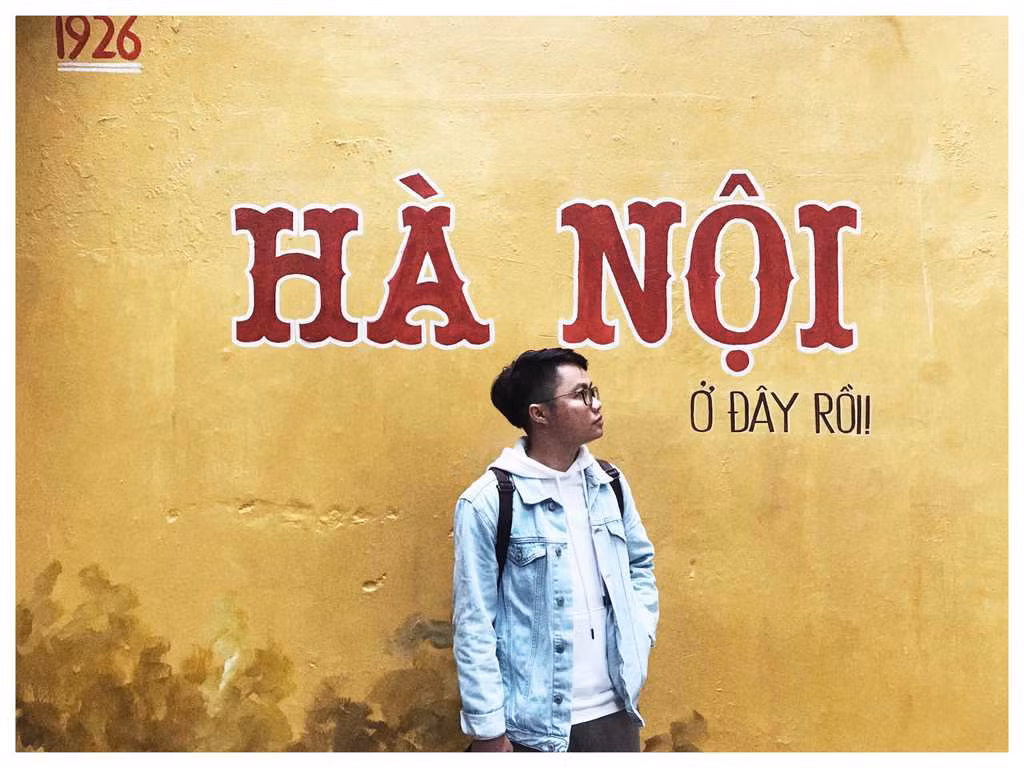 Quán cà phê cũng có hai bức tường được sơn màu vàng vôi quen thuộc của những ngôi nhà phố thời bao cấp, trên đó là dòng chữ Hà Nội cực đơn giản nhưng vô cùng nổi bật. Đây được coi là bức tường "chụp tấm nào ăn tấm ấy" của dân nghiền "sống ảo". Thế nhưng do quán quá đông nên để chụp được một tấm hình cạnh bức tường này là không hề dễ.