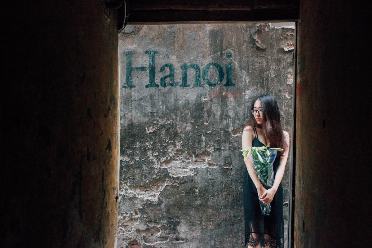 Cổ kính, rêu phong và nằm trong một con ngõ nhỏ hẹp, tối tăm, Hà Nội house mang hơi thở rõ nét của phố xá Hà Thành. Quán nằm trong con ngõ 47A Lý Quốc Sư, Hoàn Kiếm cực dễ kiếm.