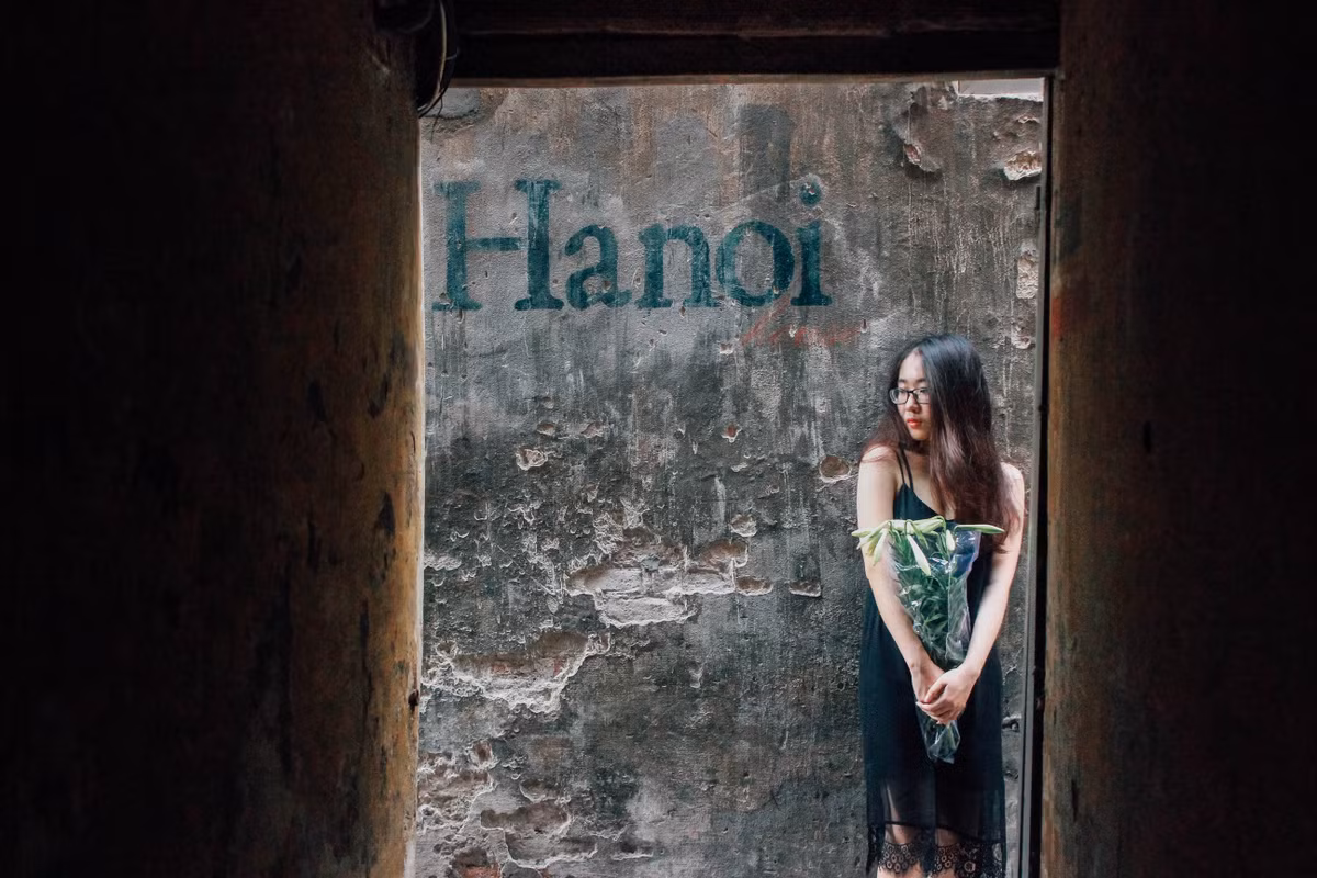 Cổ kính, rêu phong và nằm trong một con ngõ nhỏ hẹp, tối tăm, Hà Nội house mang hơi thở rõ nét của phố xá Hà Thành. Quán nằm trong con ngõ 47A Lý Quốc Sư, Hoàn Kiếm cực dễ kiếm.