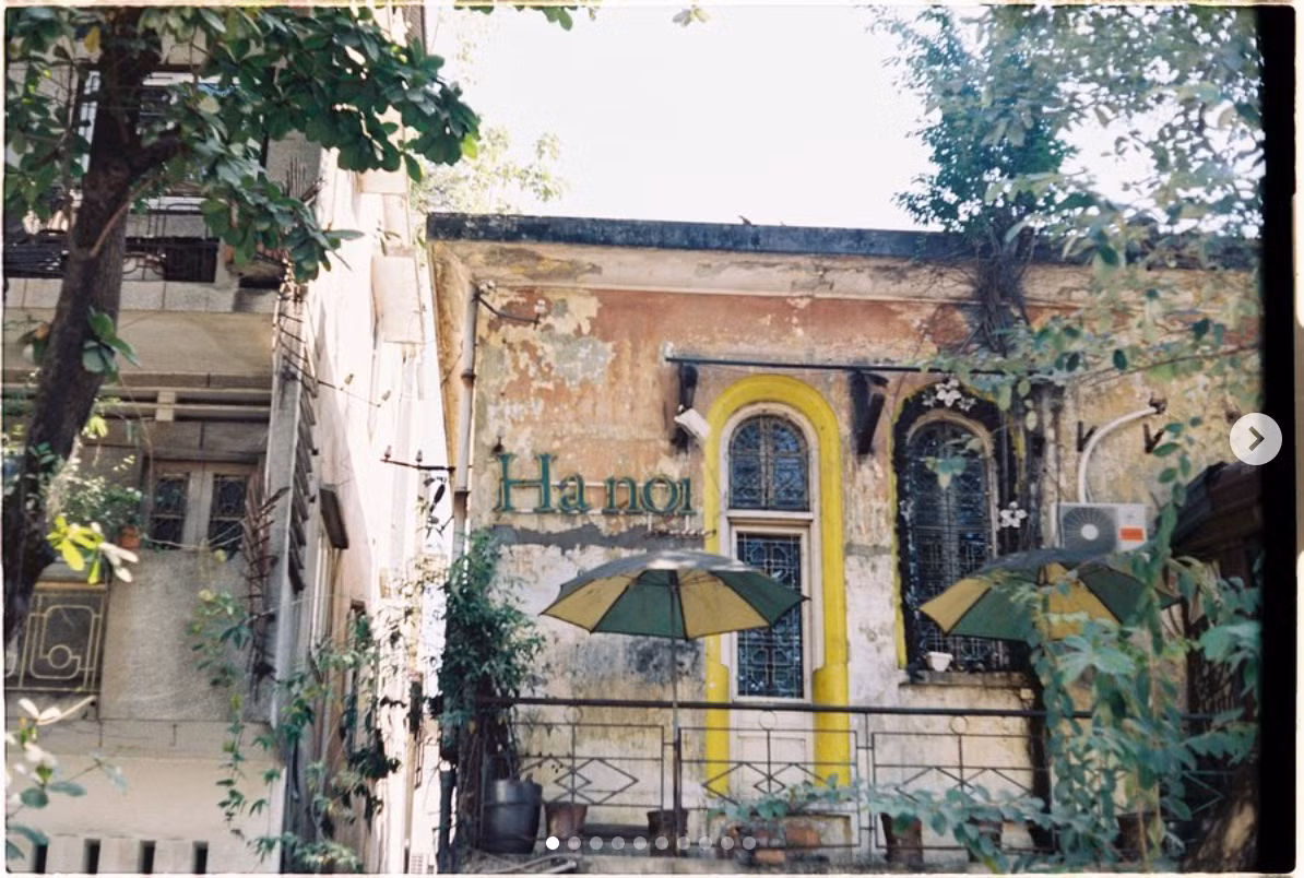 Đến check-in Hà Nội, chắc chắn đừng nên quên Hà Nội house. Suốt nhiều năm qua, đây là địa điểm chụp hình lý tưởng của cả các bạn trẻ Hà Thành và những người có dịp tới thành phố này.