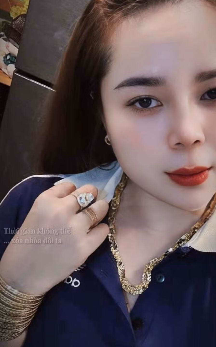 Ngạc nhiên hơn, 3 tờ vé số trúng giải ấy, chị Nguyên mua từ chị ruột của mình. Sau khi trừ thuế và một số chi phí liên quan, chị còn giữ lại 5 tỷ 385 triệu đồng.