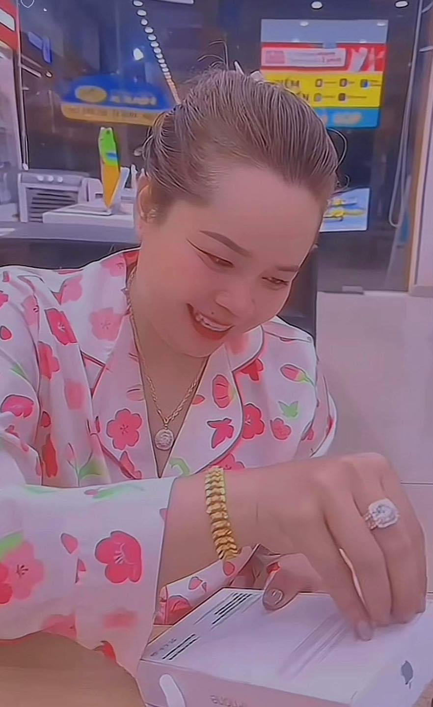 Chị Nguyên bộc bạch, bản thân và gia đình đã trải qua một khoảng thời gian dài với nhiều biến cố. 6 năm trước, chị gặp đổ vỡ trong hôn nhân, trở thành mẹ đơn thân, một mình nuôi con.