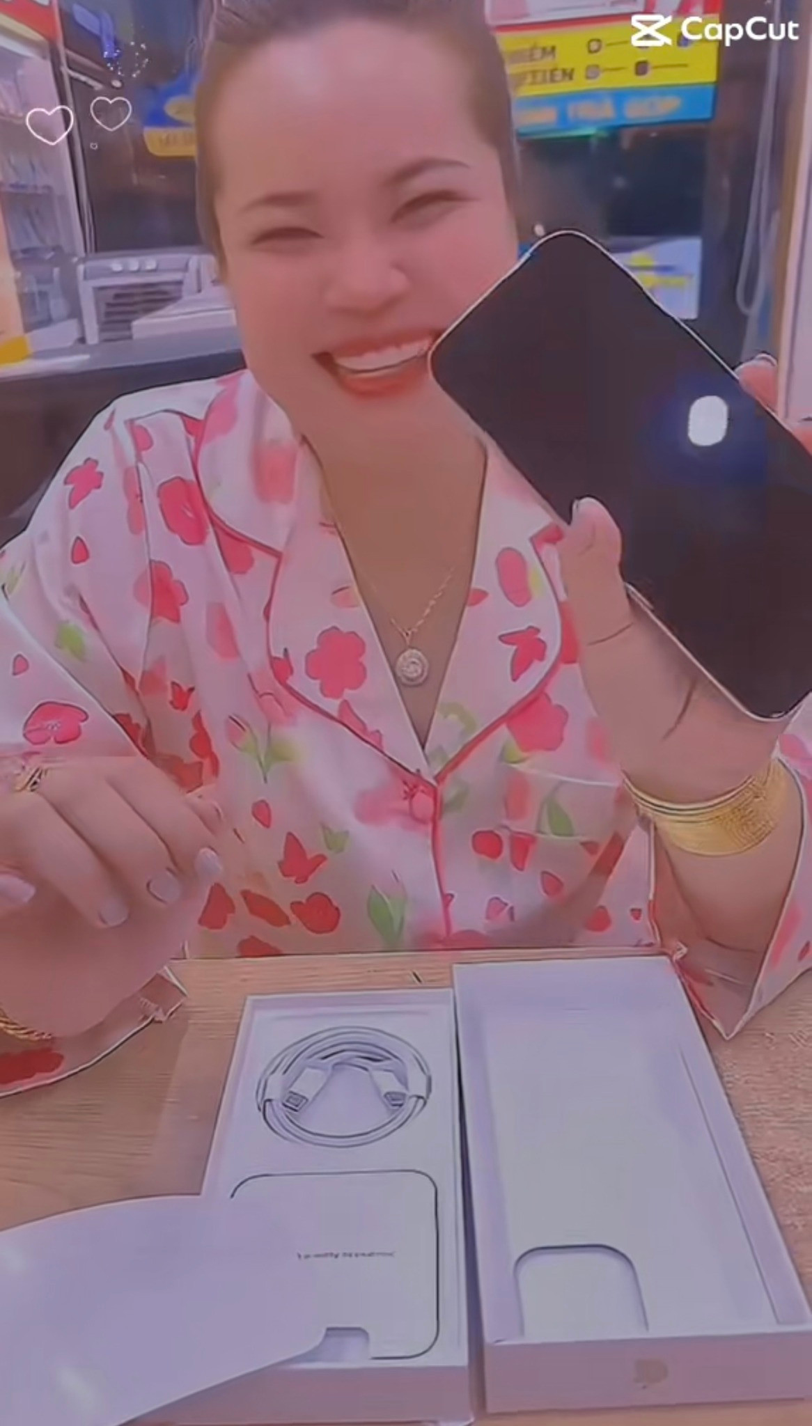 Người phụ nữ may mắn nhanh chóng tự thưởng cho mình chiếc điện thoại mới.