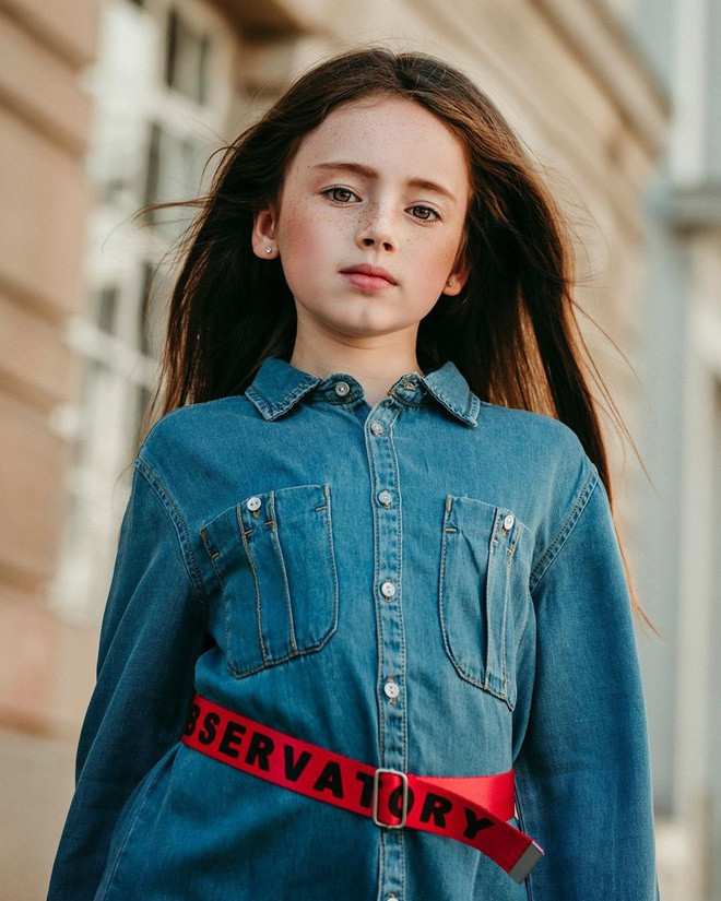 Sau khi nổi tiếng, Nuala Childs thường xuyên phải di chuyển qua lại giữa Liverpool và London để tham dự các buổi casting và sự kiện. Mặc dù mệt mỏi nhưng dường như cô bé rất đam mê với nghề mẫu. Cả gia đình cũng hoàn toàn ủng hộ sở thích của Nuala.