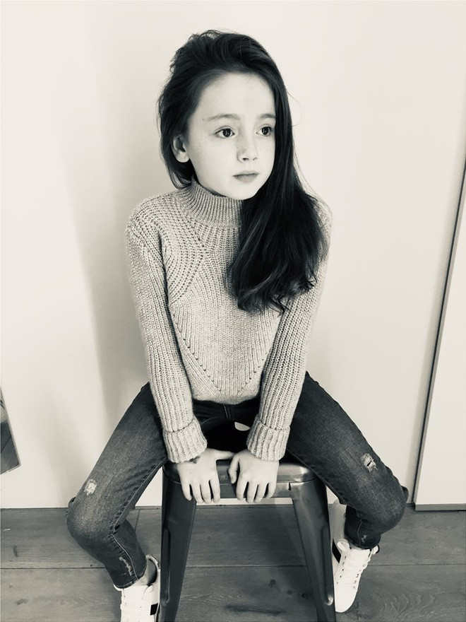 Trên mạng xã hội, cô bé chăm chỉ đăng tải những bức hình được mẹ chụp trong những trang phục đa phong cách.