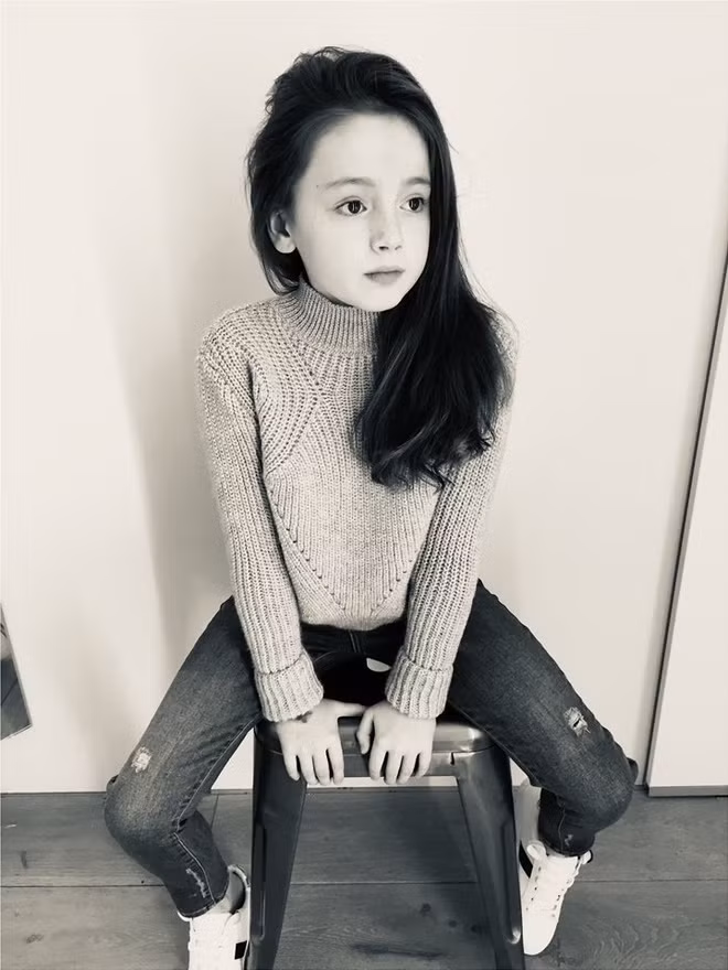 Trên mạng xã hội, cô bé chăm chỉ đăng tải những bức hình được mẹ chụp trong những trang phục đa phong cách.