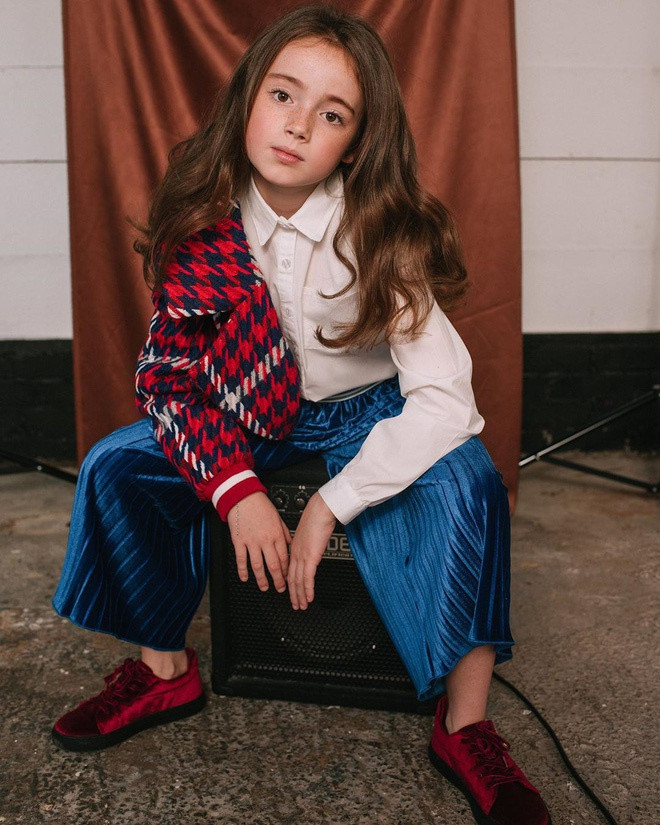 Nuala Childs, 9 tuổi đến từ Liverpool, Anh đang là một cái tên triển vọng của làng mẫu nhí và được nhiều nhãn hàng săn đón.