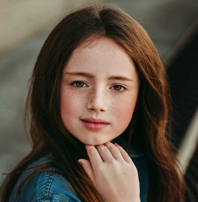 Mới đây, mẫu nhí nước Anh được mời làm người mẫu diễn trên sàn catwalk cho các thương hiệu cao cấp như Lulu et Gigi Couture và Marie Belle Couture trong Tuần lễ Thời trang London.