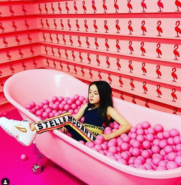 "Nuala một khi làm việc gì đều rất tập trung. Trong suốt một năm qua, con bé đã rất cố gắng tham gia các sự kiện và các buổi casting tại London. Chúng tôi rất mong đợi vào năm tới" - Mẹ mẫu nhí cho biết.