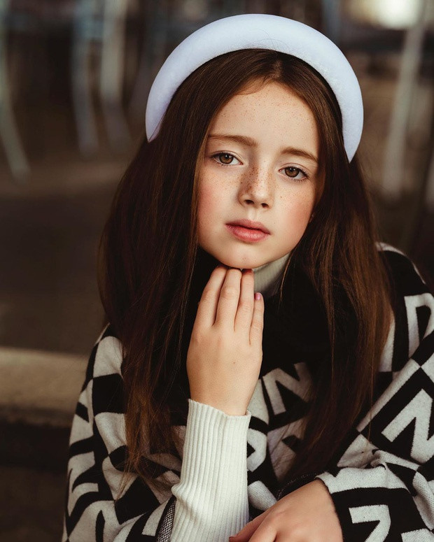 Năm ngoái, cô bé đã nhờ mẹ của mình lập cho một tài khoản mạng xã hội để thoả mãn đam mê chụp hình. Hiện tại, trang Instagram cá nhân của mẫu nhí 9 tuổi đã có 10 nghìn người theo dõi.