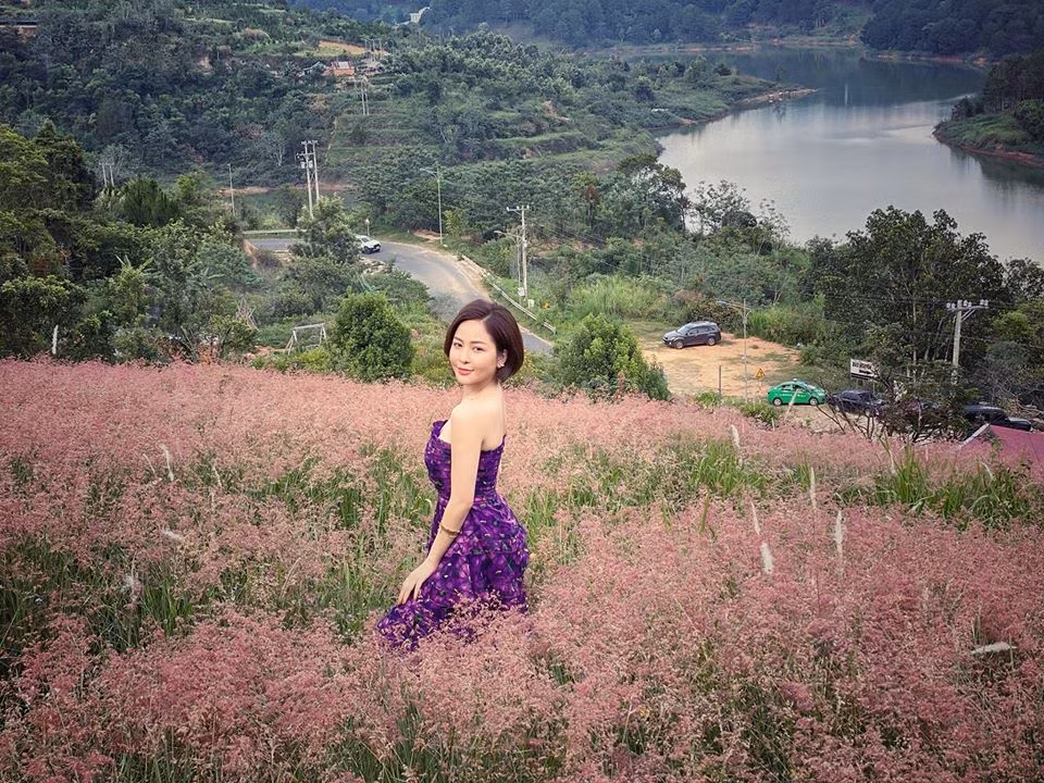 "Chắc lại theo đại gia nào lên Đà Lạt nghỉ ngơi rồi, xinh gái thích thật", "Kiều nữ thì đi với đại gia, đấy là chân lý bao lâu nay rồi có gì mà lạ đâu. Ai mà chả muốn yêu được người có điều kiện tốt, các bà xấu còn mơ tưởng trèo cao huống chi gái xinh" - Dân mạng bình luận.