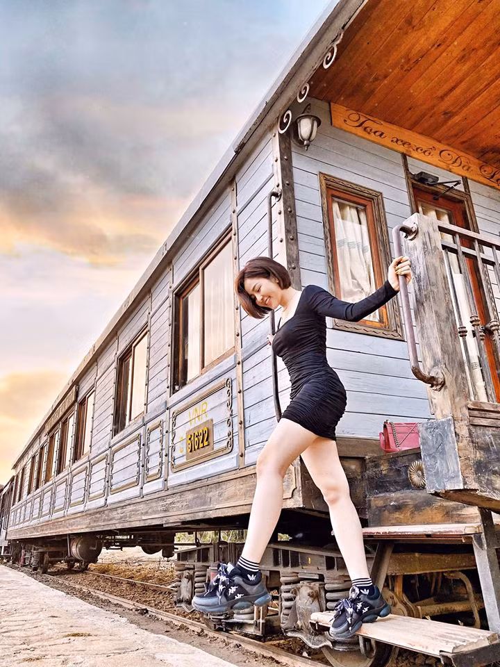  Đỗ Thị Trâm Anh sinh năm 1996, quê ở Thanh Hóa. Cô nàng được biết đến thông qua các chương trình như "Nóng cùng World Cup", "Mảnh ghép tình yêu"...