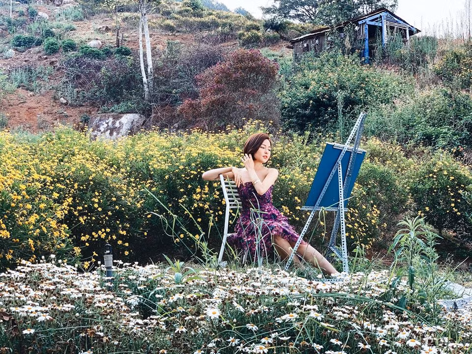 Trên trang Facebook của mình, Trâm Anh cũng cập nhật hình ảnh check-in Đà Lạt. Cô diện bộ váy giống hệt ảnh bị chụp lén.