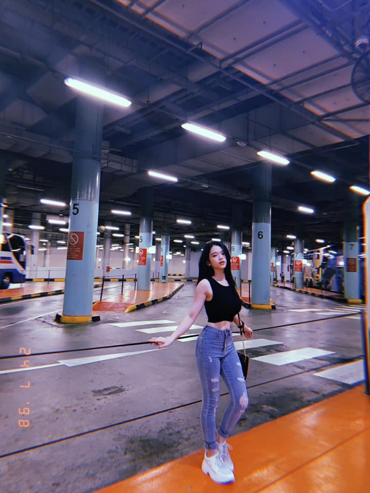 Dù sở hữu thân hình quyến rũ, nhưng Linh Ka vẫn không được lòng CĐM vì thân hình không phù hợp với độ tuổi.