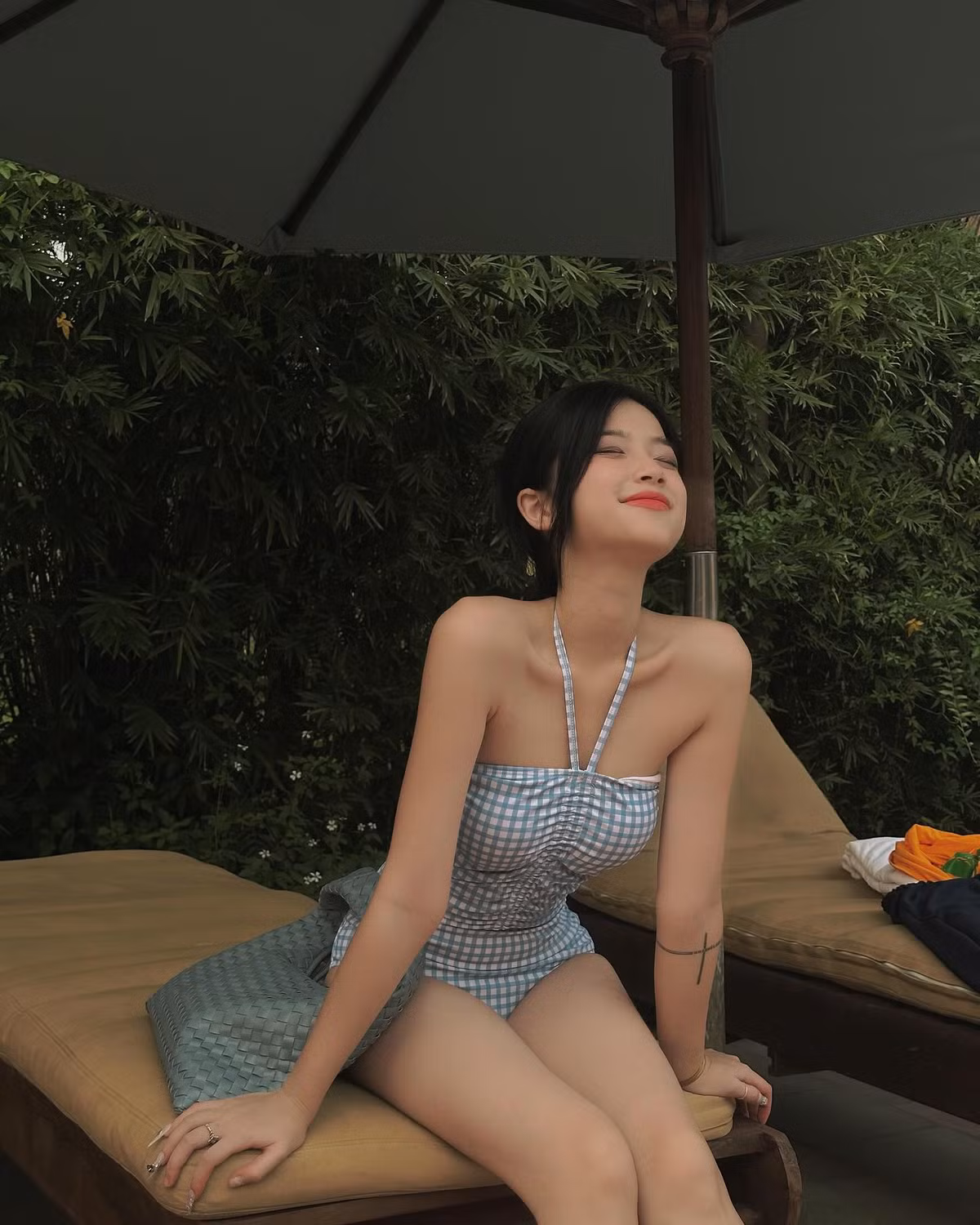 Dù vậy, nhan sắc "mơ màng", ngọt ngào của Khánh Ly vẫn khiến nhiều người cảm thấy rất đáng yêu chứ không hề phản cảm.