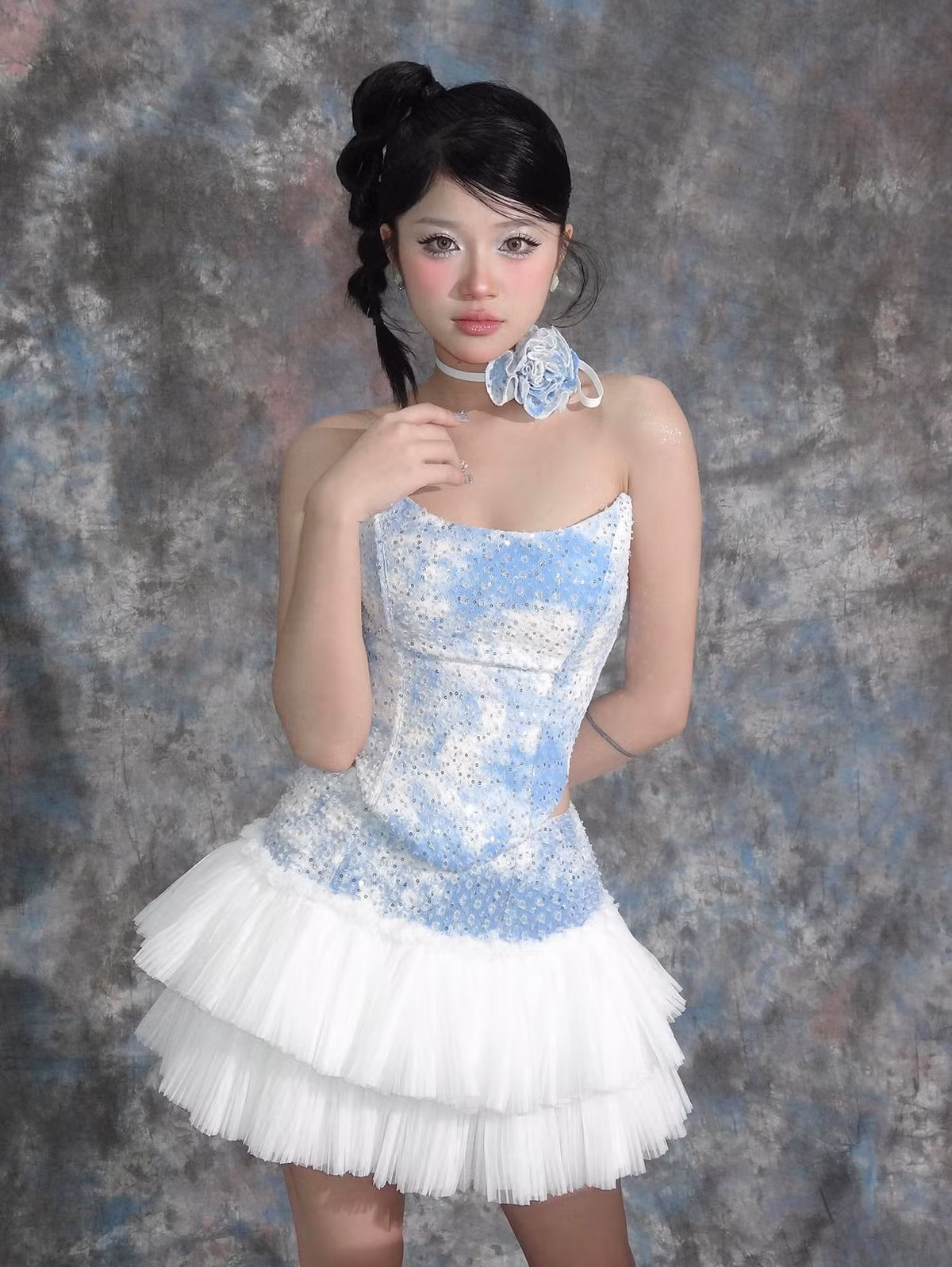 Cô nàng luôn xuất hiện với hình ảnh mơ mộng, sắc vóc mỏng manh như sương khói.