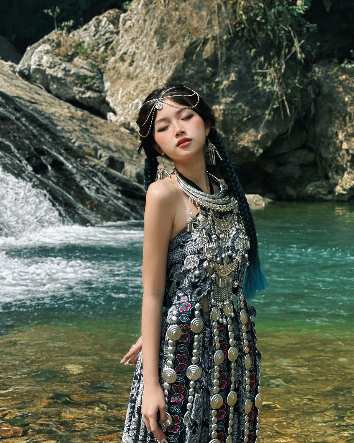 Năm 2019, Khánh Ly xuất hiện trên báo Trung Quốc với những lời khen ngợi nức nở về nhan sắc. Bài báo của đất nước tỷ dân có tựa đề: "Nữ sinh biết tiếng Trung, gây sốt với body S-line và gương mặt xinh đẹp ngọt ngào".