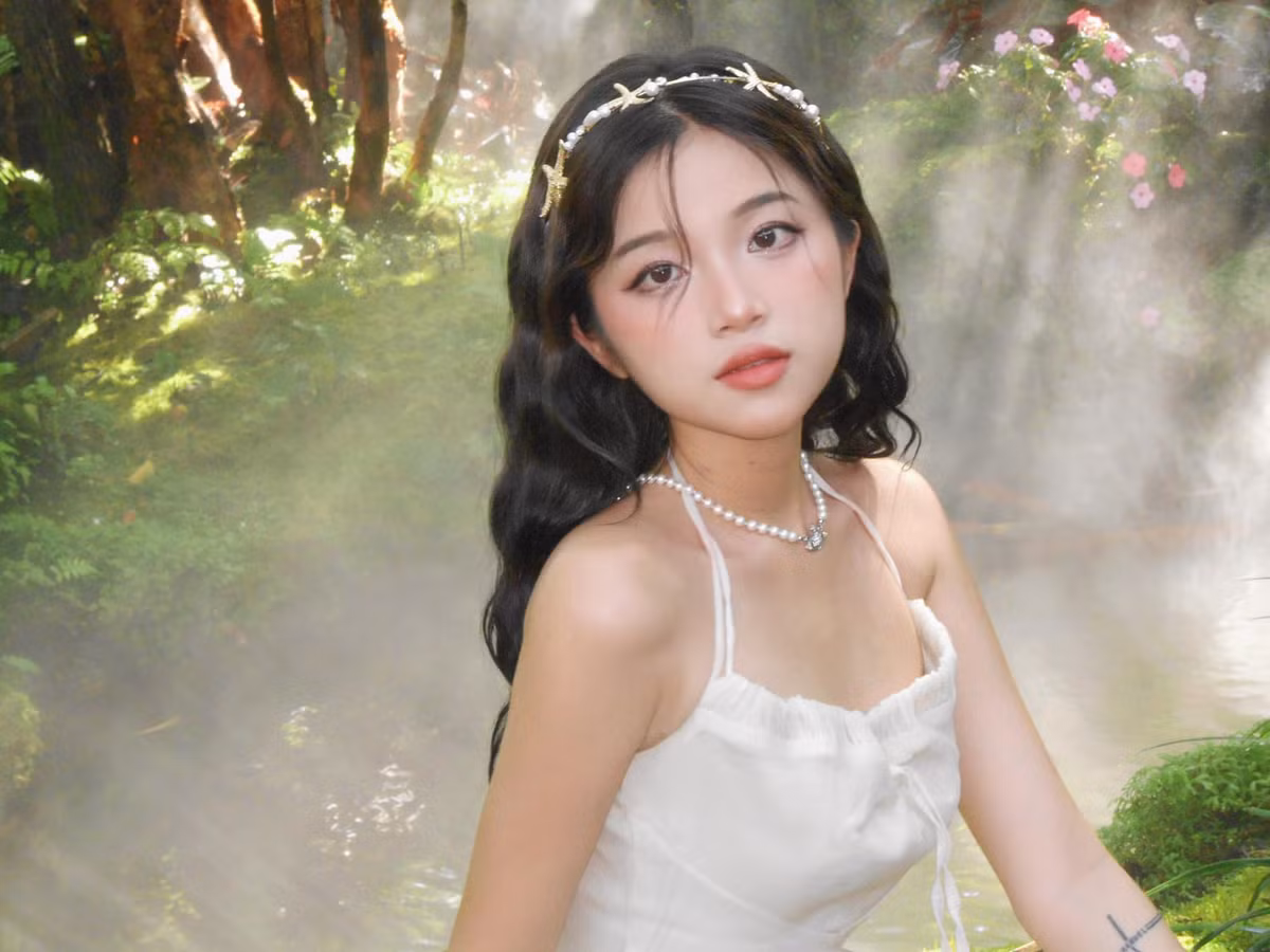 Khánh Ly xuất hiện trong nhiều bộ ảnh nghệ thuật với những phong cách khác nhau.