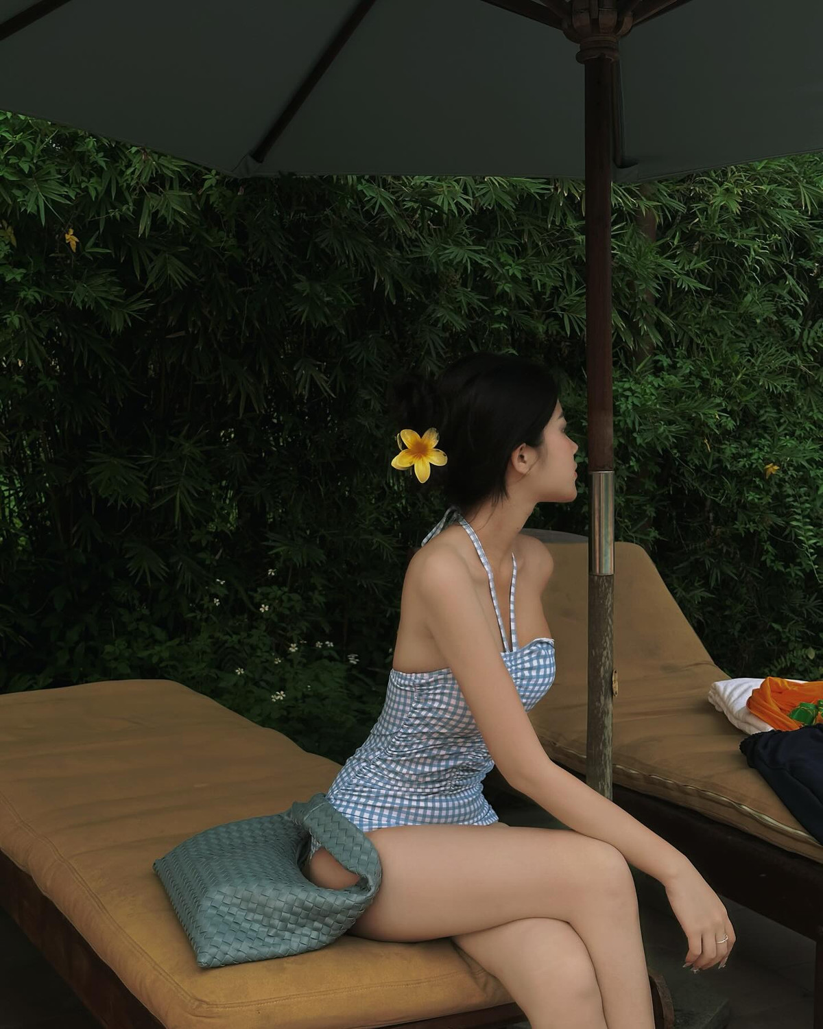 Được biết đến ban đầu với hình ảnh ngây thơ trong sáng, gần đây, cô nàng đã lột xác với hình ảnh táo bạo hơn khi diện bikini khoe trọn đường cong cơ thể.