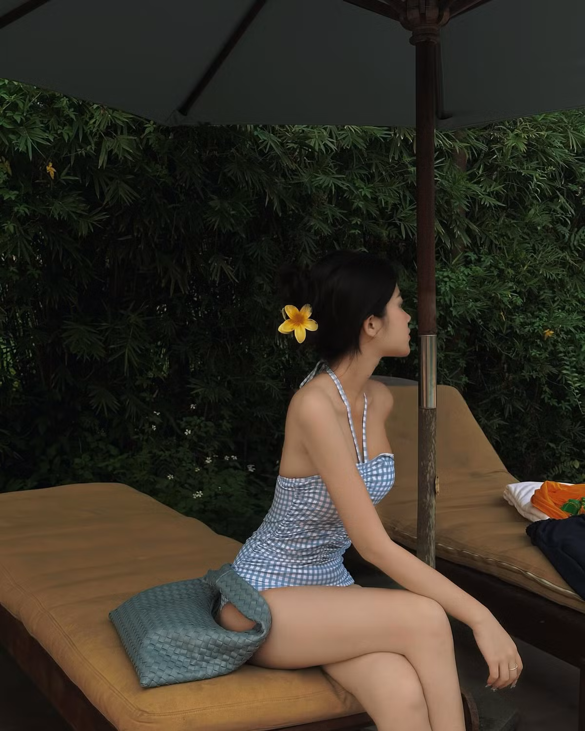 Được biết đến ban đầu với hình ảnh ngây thơ trong sáng, gần đây, cô nàng đã lột xác với hình ảnh táo bạo hơn khi diện bikini khoe trọn đường cong cơ thể.