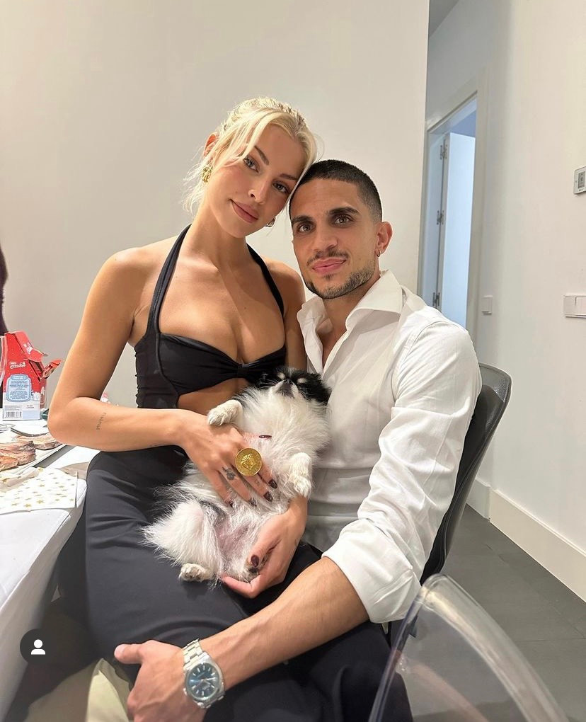 Theo nhiều nguồn tin, Bartra và Goicoechea bắt đầu hẹn hò với nhau từ đầu năm 2023. Tuy nhiên cả 2 lên tiếng xác nhận bắt đầu mối quan hệ từ cuối năm 2021, ngay sau khi cựu cầu thủ Barca vừa chấm dứt tình cảm với người cũ.