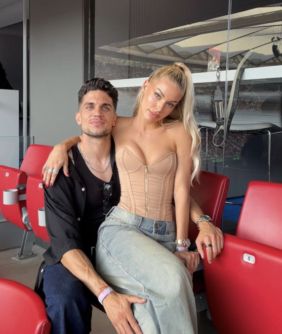 Cô nàng từng có những chia sẻ gây sốc về câu chuyện phòng the cùng nam hậu vệ điển trai: “Ngày nào gặp nhau, chúng tôi cũng phải thực hiện cam kết. Nếu chúng tôi không làm điều đó trong ngày gặp nhau, chúng tôi phải làm điều đó hai lần vào ngày hôm sau”.