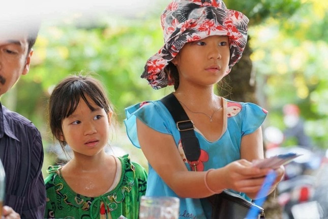 Trong "Lật mặt 6", cô bé cũng từng tham gia với vai diễn là em bé bán vé số.