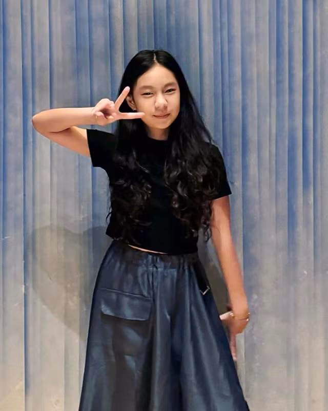 Cô bé sở hữu gương mặt khả ái, dễ thương, thân hình mảnh mai nhỏ nhắn.