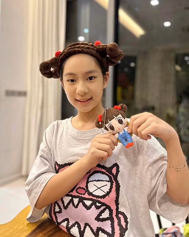 Trước khi trở thành vợ Lý Hải, Minh Hà từng là tiểu thư Hà thành sinh trưởng trong gia đình có truyền thống giáo dục, xinh đẹp nức tiếng khiến bao chàng trai thầm thương trộm nhớ. Hiện tại con gái của Minh Hà kế thừa những nét đẹp từ mẹ của mình với gương mặt thanh tú, tính cách ngoan ngoãn.