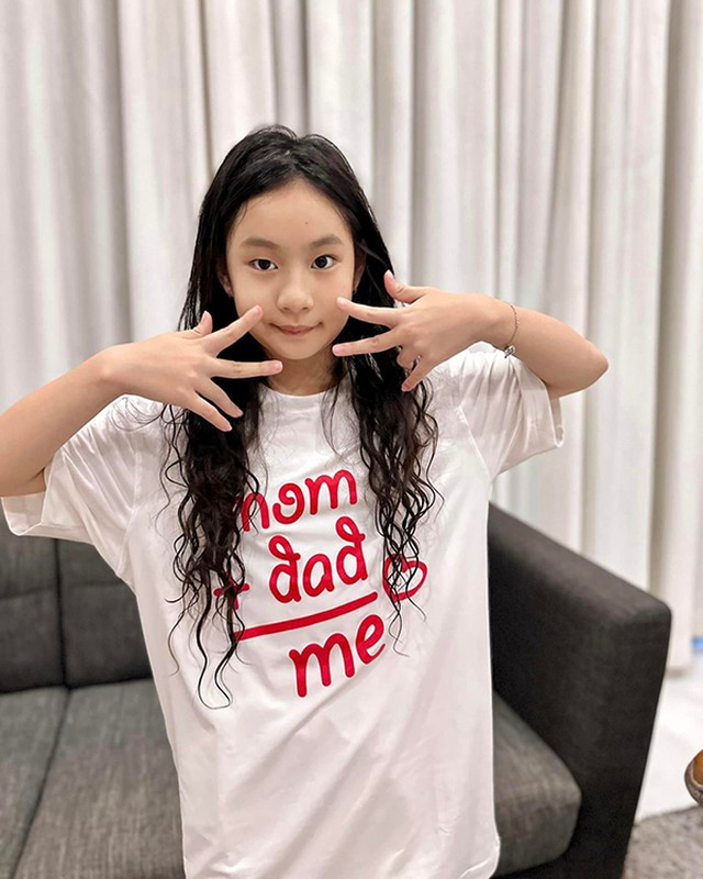 Trên trang cá nhân, Lý Hải Minh Hà thường hào hứng khoe những hình ảnh Cherry cùng các bạn học ở lớp, cũng như hình ảnh trong các hoạt động khác của cô bé.