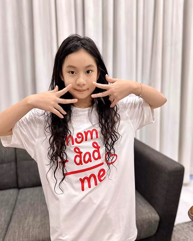 Trên trang cá nhân, Lý Hải Minh Hà thường hào hứng khoe những hình ảnh Cherry cùng các bạn học ở lớp, cũng như hình ảnh trong các hoạt động khác của cô bé.