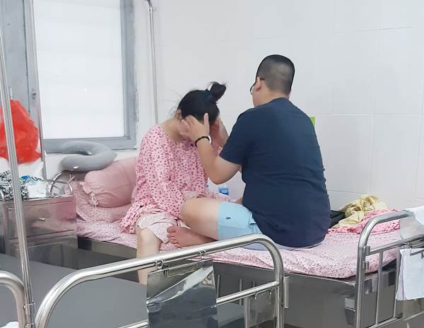 Chăm sóc vợ đẻ ở viện, thương vợ vất vả, người chồng liên tục hỏi han, xoa bóp cho vợ bớt đau đầu. Anh còn bón từng thìa cháo, cẩn thận nếm thử xem đã nguội chưa trước khi cho vợ ăn.